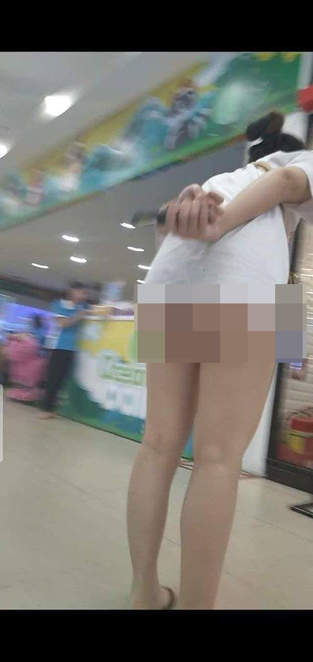 Gái xinh Hà Nội gây sốc khi đi tung tăng khắp siêu thị trong bộ dạng 'trên có áo, dưới để không' - 2