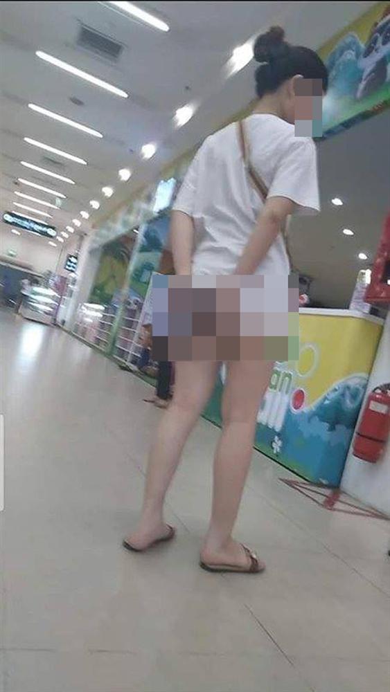 Gái xinh Hà Nội gây sốc khi đi tung tăng khắp siêu thị trong bộ dạng 'trên có áo, dưới để không'